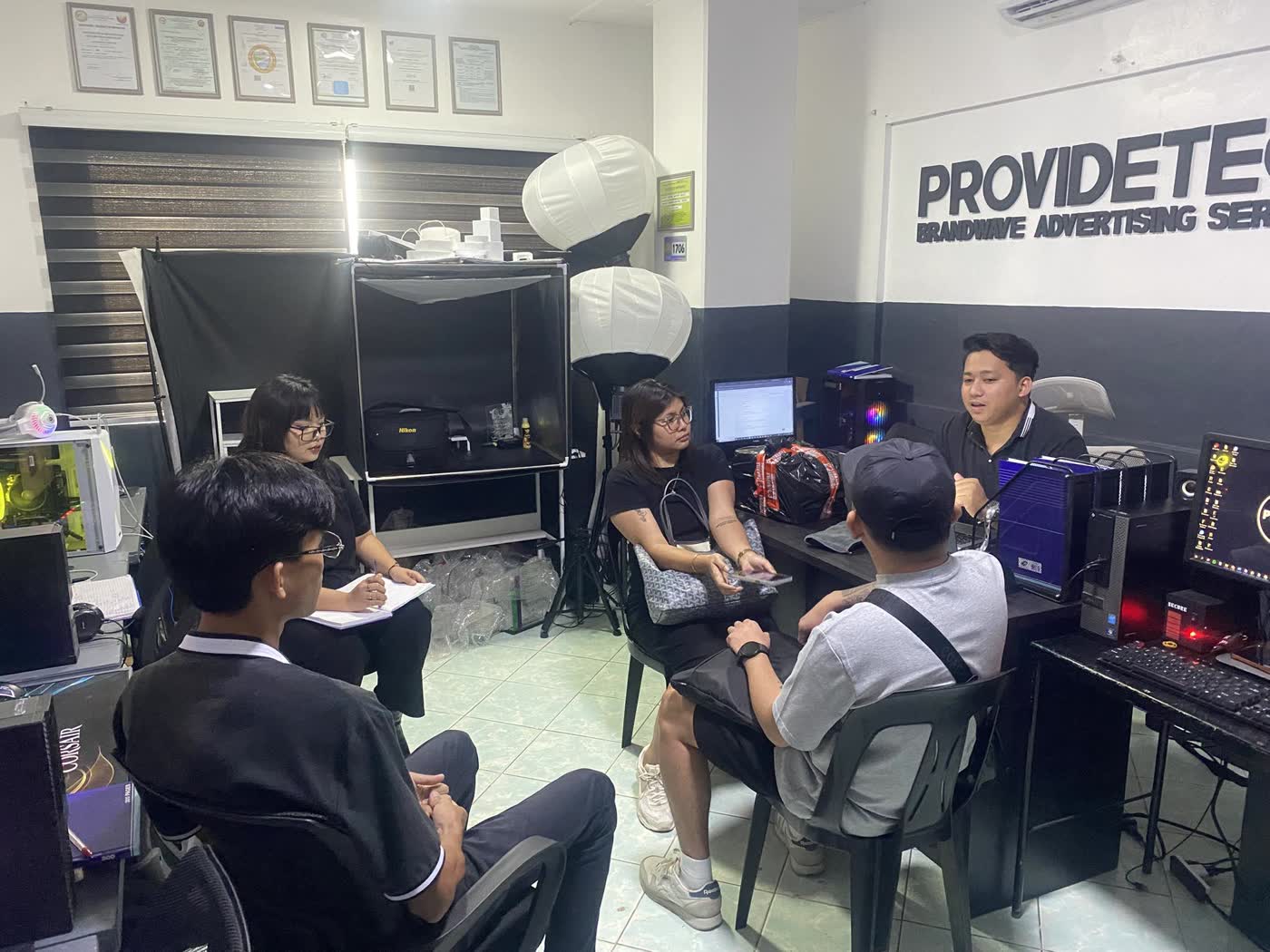 Face-to-face consultation with clients at the PROVIDETECH office