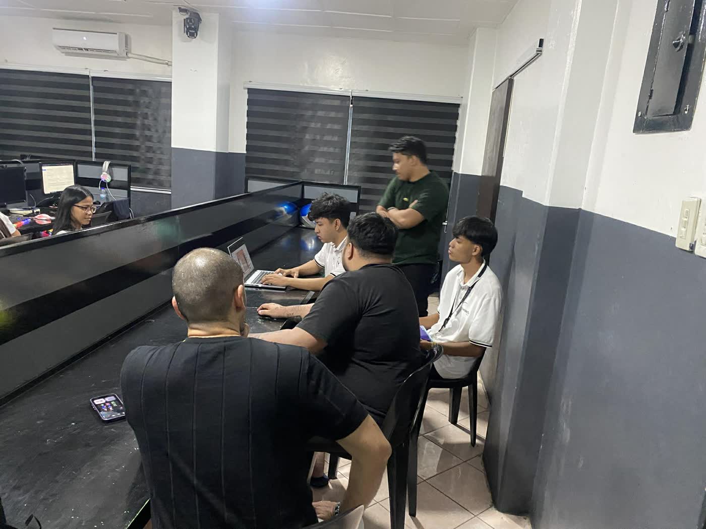 Group coaching in the training room, building on a laptop together